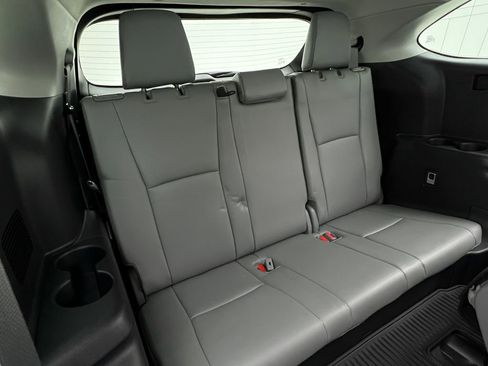 Used 2023 Toyota Highlander XLE image 16