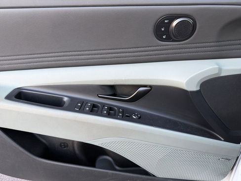 Used 2025 Hyundai Elantra Limited image 20