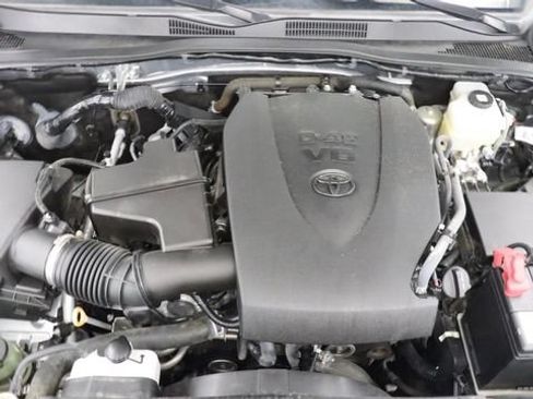 Used 2022 Toyota Tacoma TRD Off-Road AWD/4WD image 14