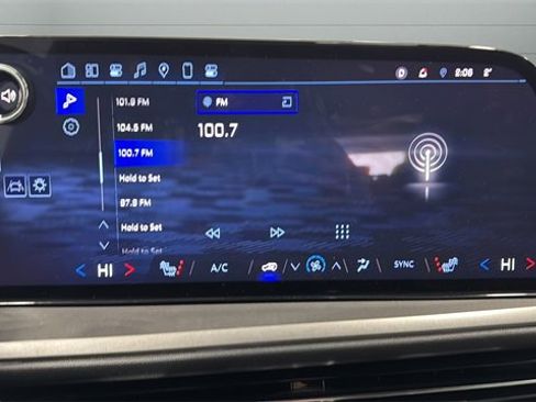 Used 2025 Chevrolet Traverse LT image 16