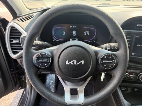 Used 2025 Kia Soul LX w/ LX Technology Package FWD image 27