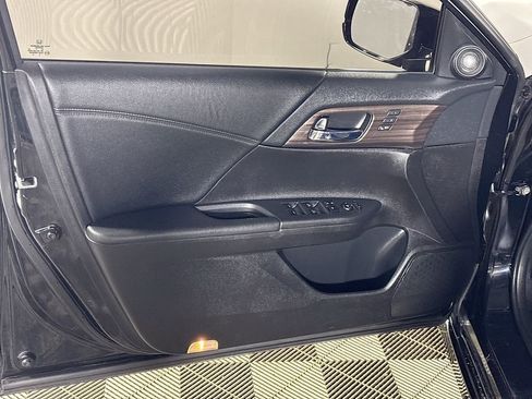 Used 2017 Honda Accord Touring image 10
