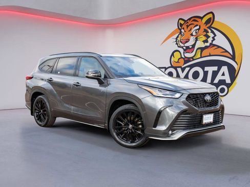 Used 2023 Toyota Highlander XSE image 2
