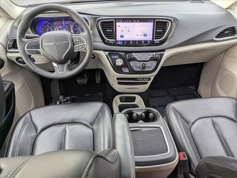 Used 2023 Chrysler Pacifica Touring-L FWD image 16
