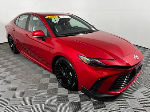 Certified 2025 Toyota Camry SE FWD image 3