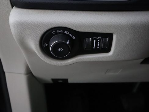 Used 2020 Chrysler Pacifica Touring-L image 35