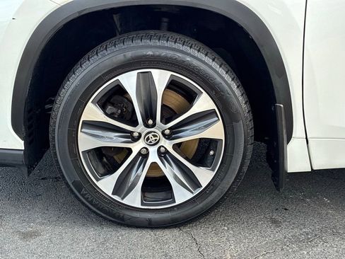 Used 2020 Toyota Highlander XLE image 56