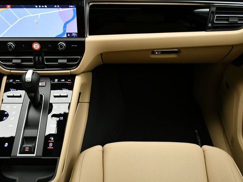 Used 2025 Porsche Macan image 24