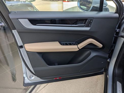 Certified 2025 Porsche Cayenne Coupe image 13