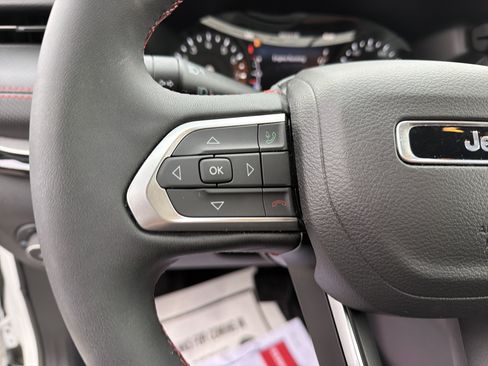 Used 2025 Jeep Compass Trailhawk AWD/4WD image 19