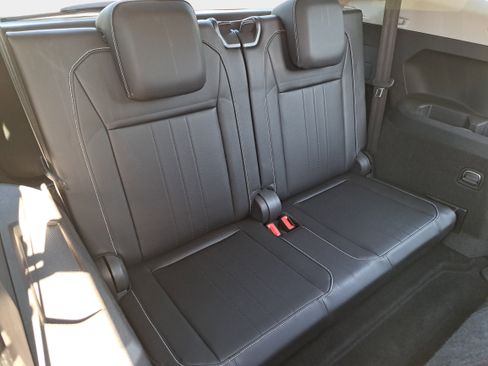 Used 2024 Volkswagen Tiguan SE FWD image 12