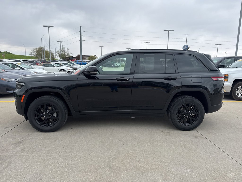 Used 2025 Jeep Grand Cherokee Altitude AWD/4WD image 23