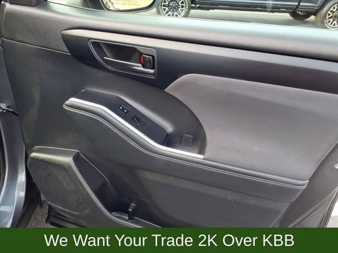 Used 2022 Toyota Highlander LE image 30