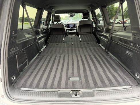 Used 2024 Jeep Wagoneer L Series II w/ Flexible Seating Group AWD/4WD image 16