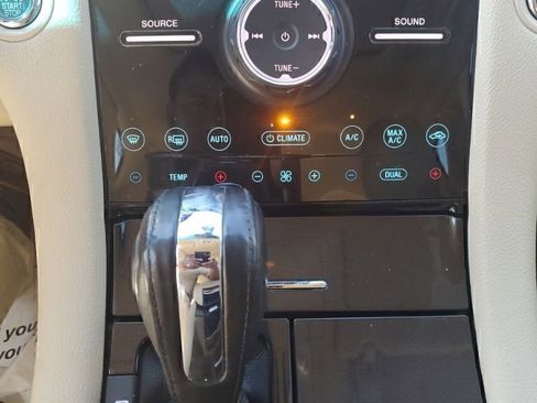 Used 2018 Ford Taurus Limited FWD image 21