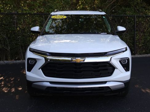 Used 2024 Chevrolet TrailBlazer LT w/ Convenience Package AWD/4WD image 2
