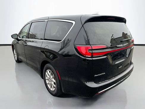 Used 2024 Chrysler Pacifica Touring-L image 7