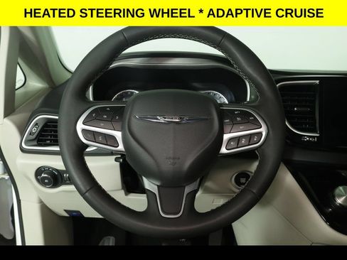 Used 2023 Chrysler Pacifica Touring-L FWD image 4
