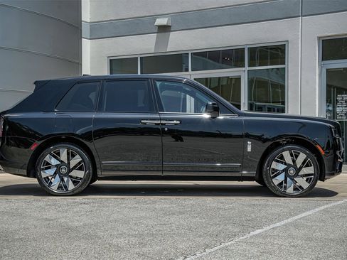 New 2025 Rolls-Royce Cullinan image 3