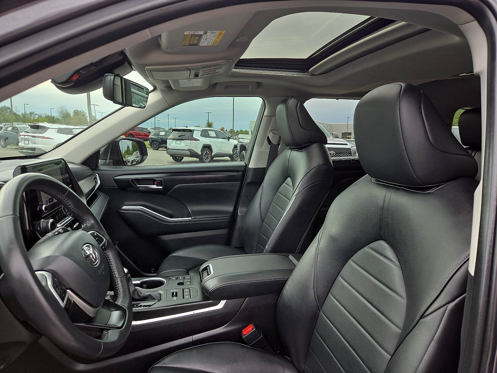 Used 2024 Toyota Highlander XLE AWD/4WD image 13