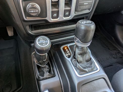 Used 2018 Jeep Wrangler Sport AWD/4WD image 27