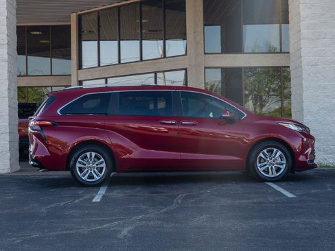 Used 2023 Toyota Sienna Limited FWD image 2