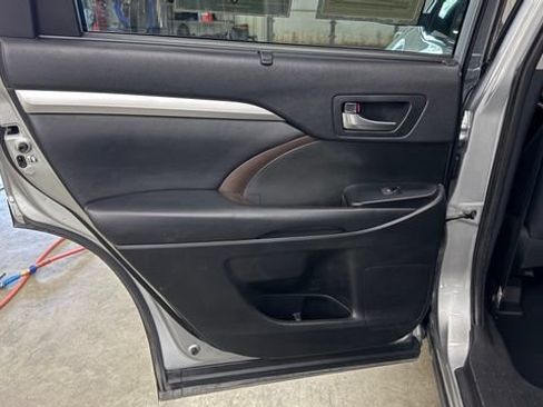Used 2019 Toyota Highlander XLE FWD image 23