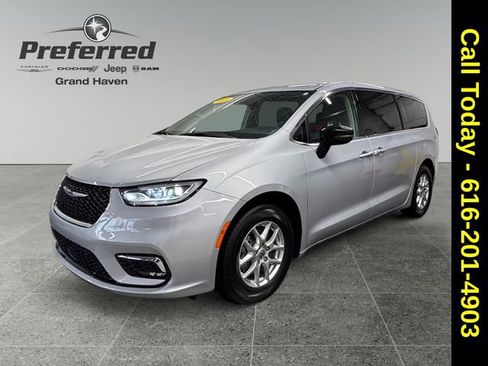 Used 2024 Chrysler Pacifica Touring-L image 10