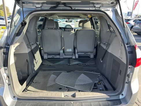 Used 2016 Toyota Sienna XLE FWD image 25