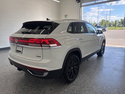 Used 2025 Volkswagen Atlas Cross Sport SE image 4