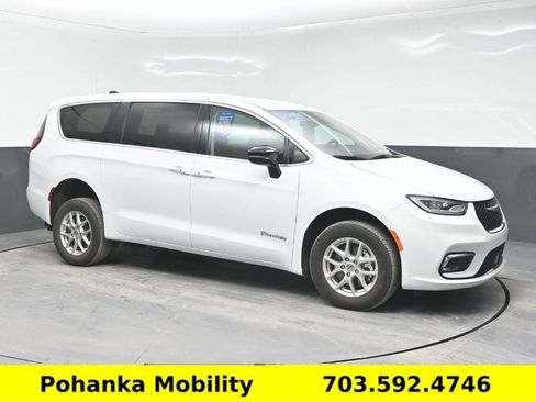 Used 2024 Chrysler Pacifica Touring-L image 5