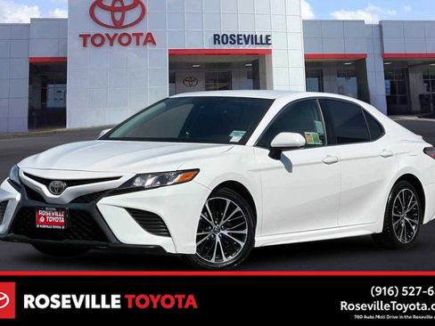 Used 2018 Toyota Camry SE image 1