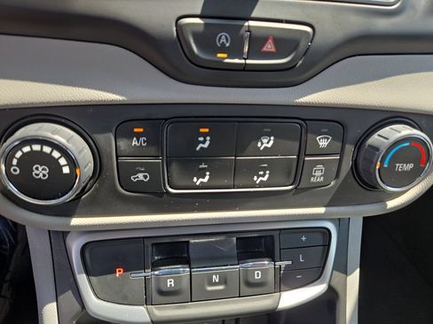 Used 2024 GMC Terrain SLE FWD image 29