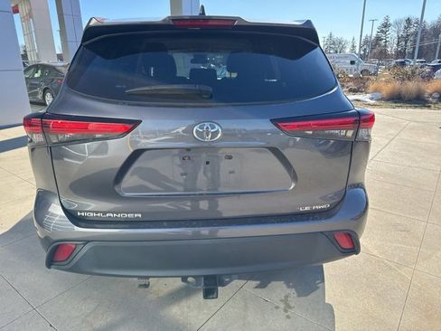 Used 2022 Toyota Highlander LE image 6