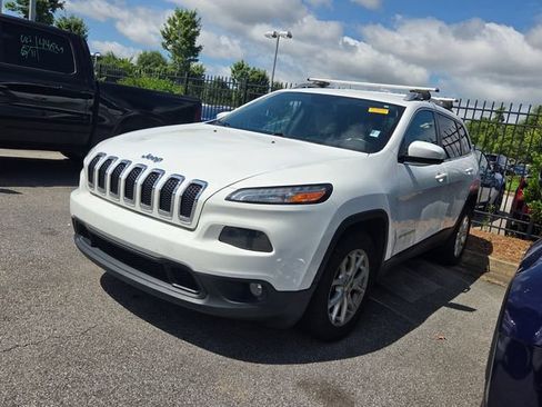 Used 2018 Jeep Cherokee Latitude FWD image 3