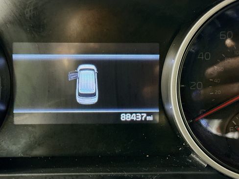 Used 2023 Kia Carnival LX FWD image 16