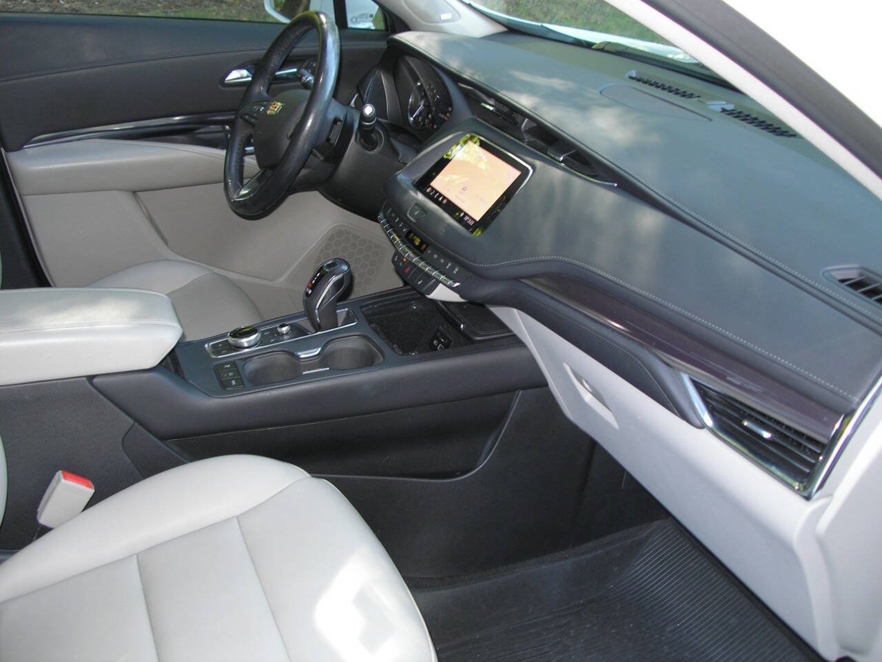 Used 2019 Cadillac XT4 Luxury w/ Cold Weather Package FWD image 9