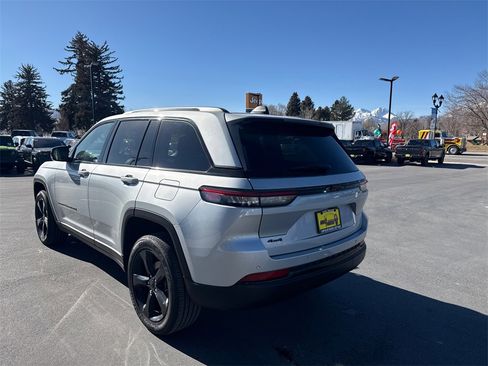 Used 2023 Jeep Grand Cherokee Altitude image 3