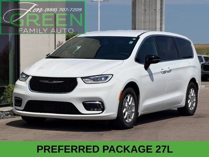 Used 2025 Chrysler Pacifica Select