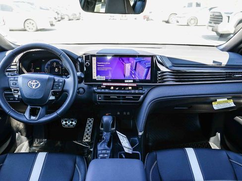 New 2026 Toyota Camry Hybrid FWD image 14