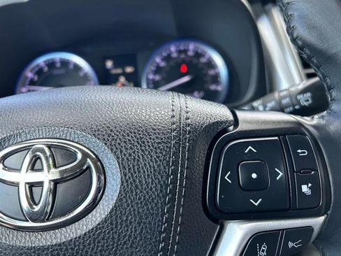 Used 2019 Toyota Highlander XLE image 25