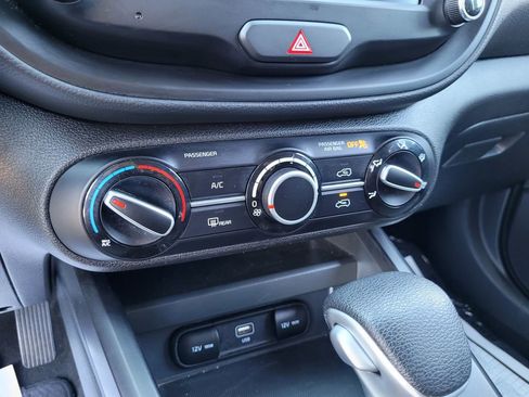 Used 2025 Kia Soul LX w/ LX Technology Package FWD image 19
