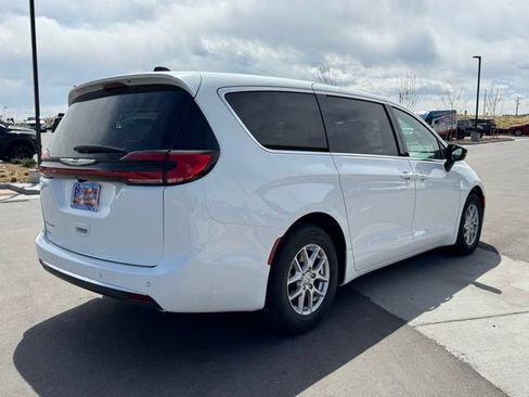 New 2026 Chrysler Pacifica Select FWD image 6