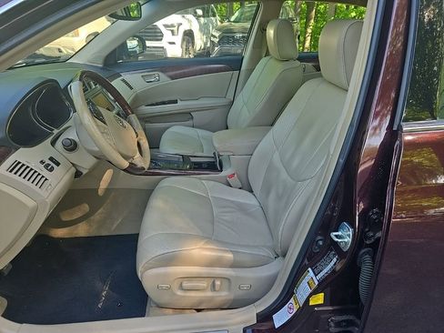 Used 2011 Toyota Avalon Limited image 3