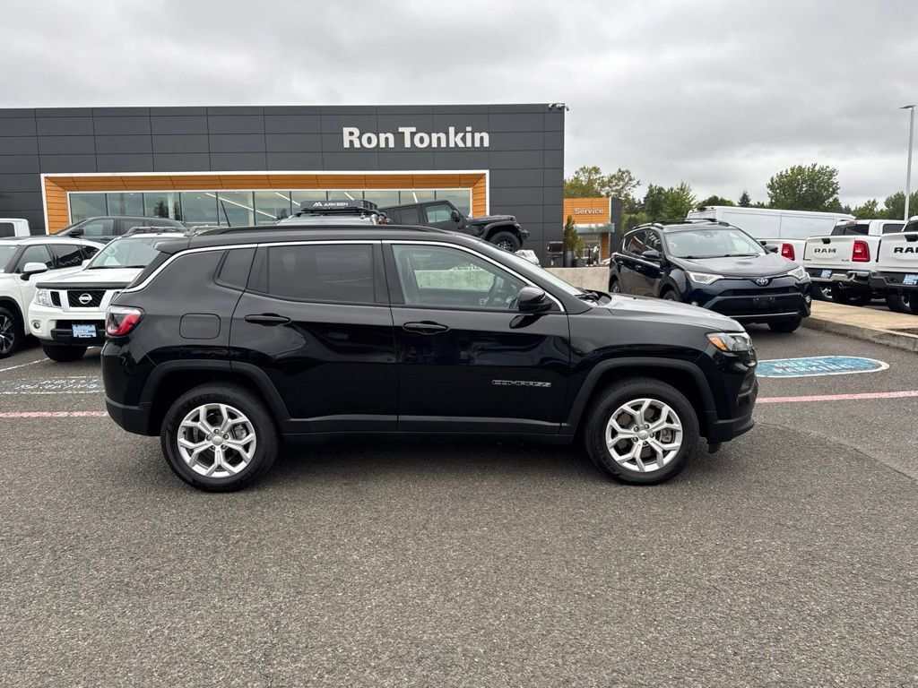 Used 2024 Jeep Compass Latitude AWD/4WD image 10