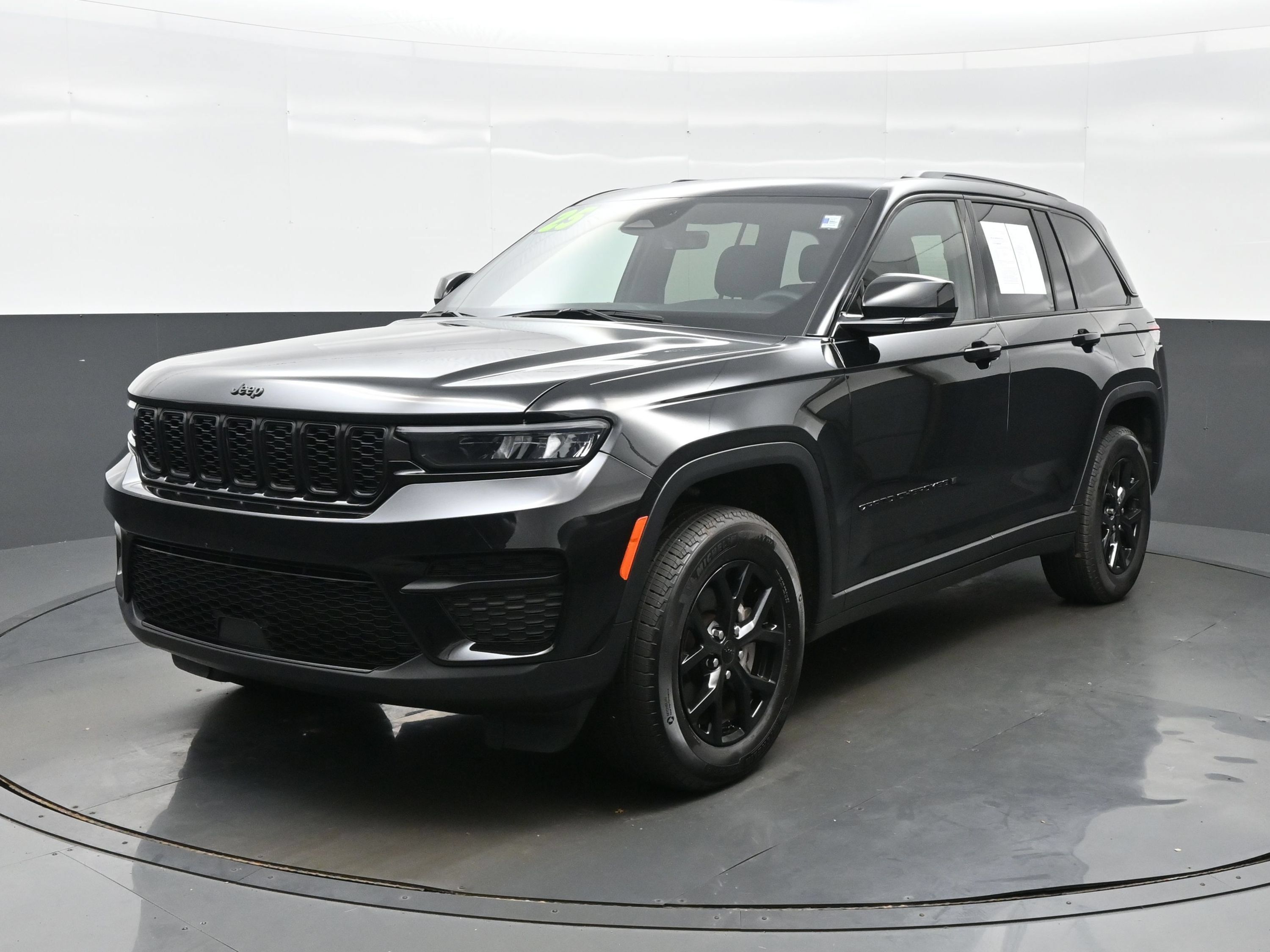 Used 2025 Jeep Grand Cherokee Altitude AWD/4WD image 2