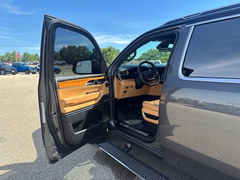 Used 2022 Jeep Grand Wagoneer Series III AWD/4WD image 10