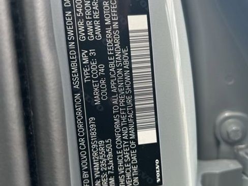 Certified 2025 Volvo XC60 B5 Plus image 28