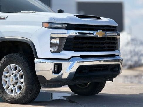 Used 2024 Chevrolet Silverado 2500 LT image 6