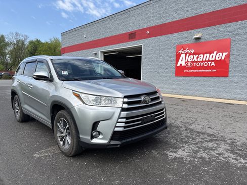 Used 2018 Toyota Highlander XLE AWD/4WD image 1
